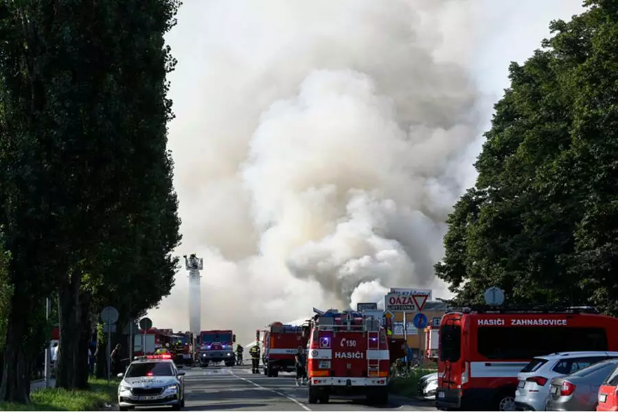 В Отроковице горит промышленный комплекс, пожару присвоен высший уровень опасности