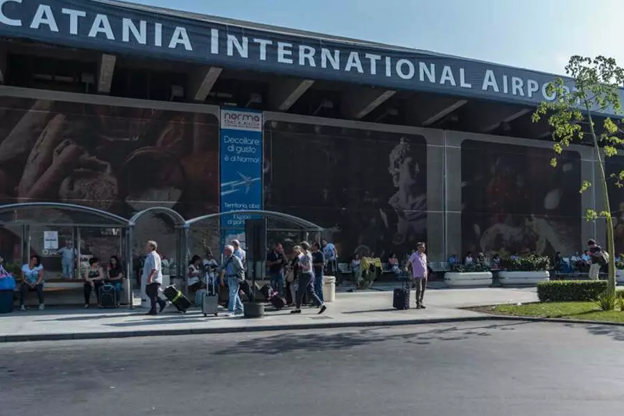 На Сицилии аэропорт Катании закрыли из-за пожара