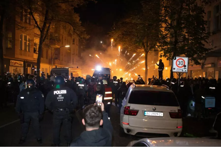 В Берлине на пропалестинском митинге полицию забросали камнями и подожгли авто