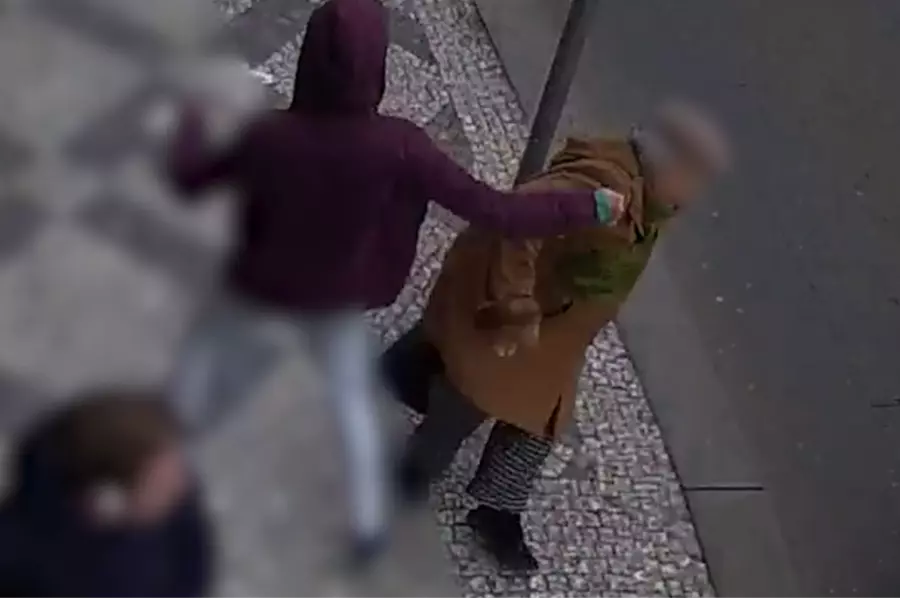 Мужчина ударил кулаком пожилую женщину на улице в центре Праги
