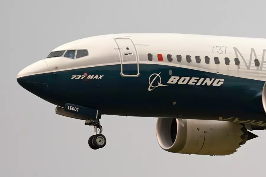 Boeing 737-800 приземлился в аэропорту штата Орегон без части внешней обшивки