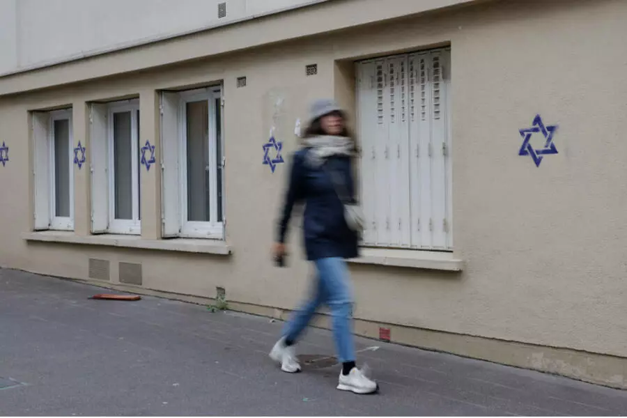В Париже неизвестные стали отмечать дома евреев звездой Давида