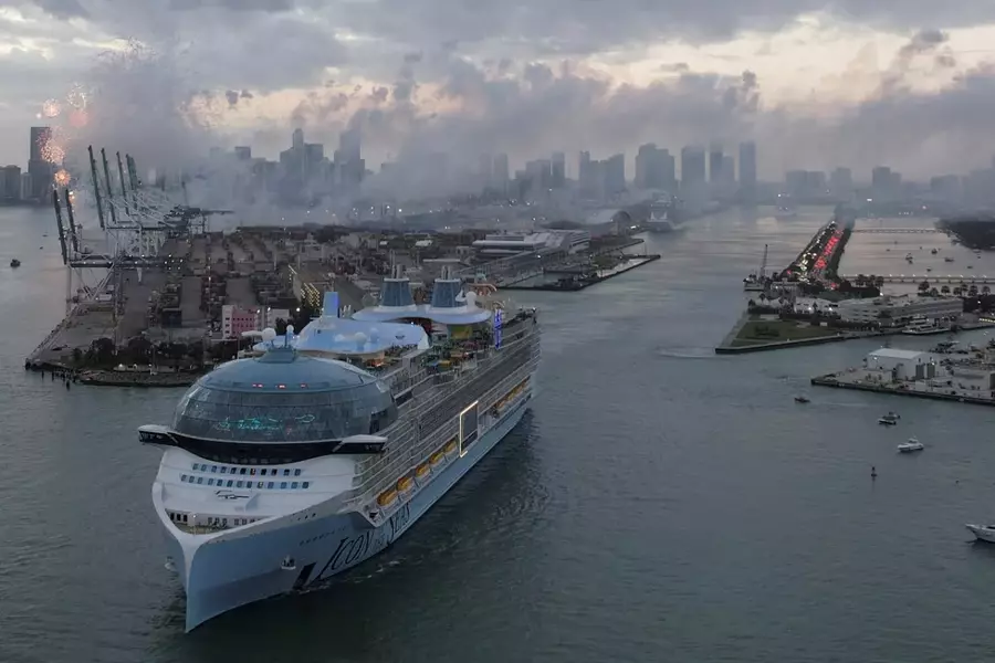 Крупнейший в мире круизный лайнер отправился в свое первое плавание из Майами