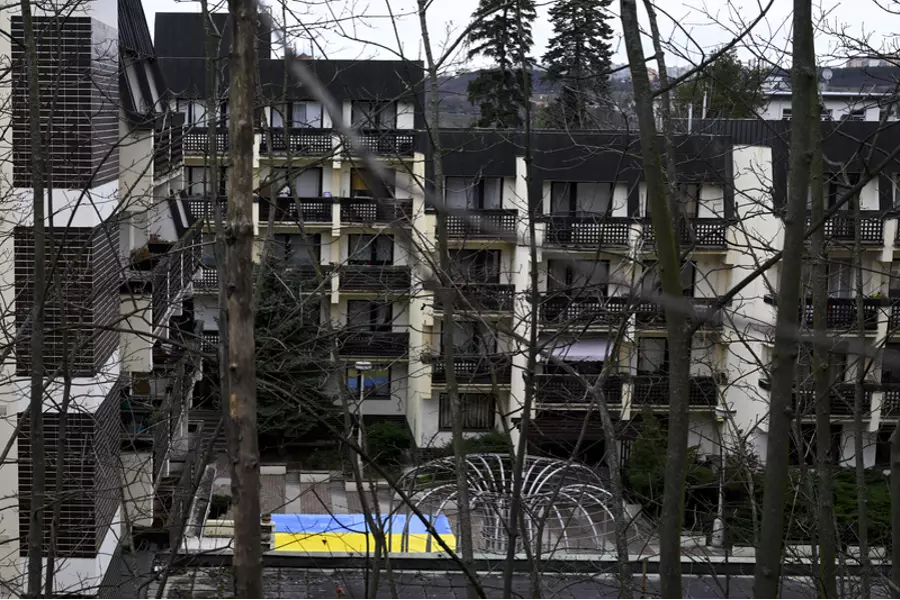 Полиция привлекла к уголовной ответственности семерых активистов, нарисовавших украинский флаг возле российских домов