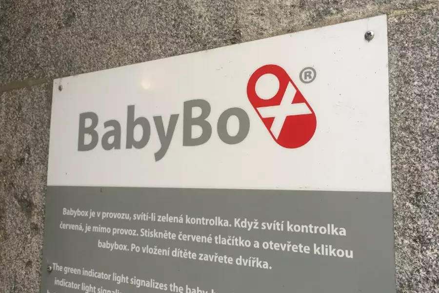 В Зноймо в бэби-боксе обнаружили новорожденную девочку