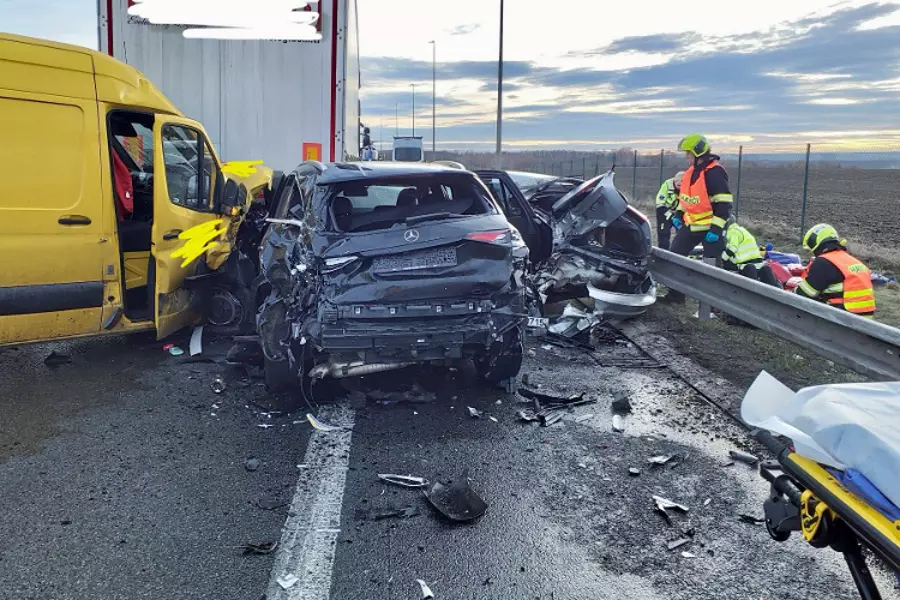 В Праге произошла крупная авария с участием грузовика 4 легковых автомобилей