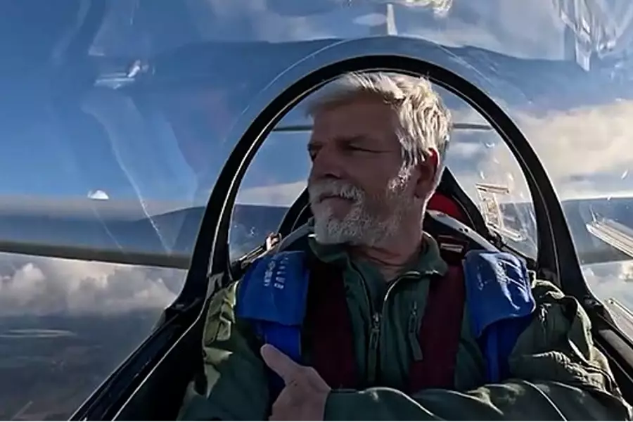 Президент Павел поздравил с Пасхой, опубликовав видео полета на спортивном самолете