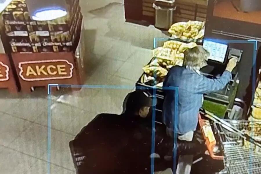 Камера зафиксировала кражу рюкзака с телефоном у 90-летней женщины в супермаркете