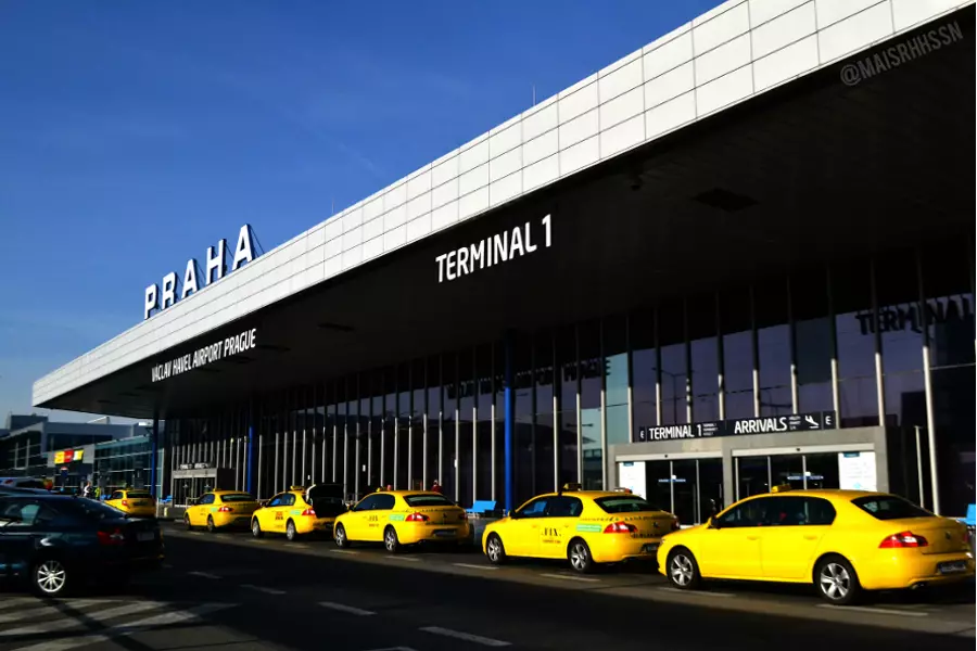 В субботу работа аэропорта Праги была приостановлена, за день перенаправили 21 рейс