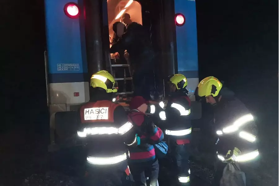 Под Градцем-Кралове столкнулись поезд и автомобиль, погибла женщина-водитель