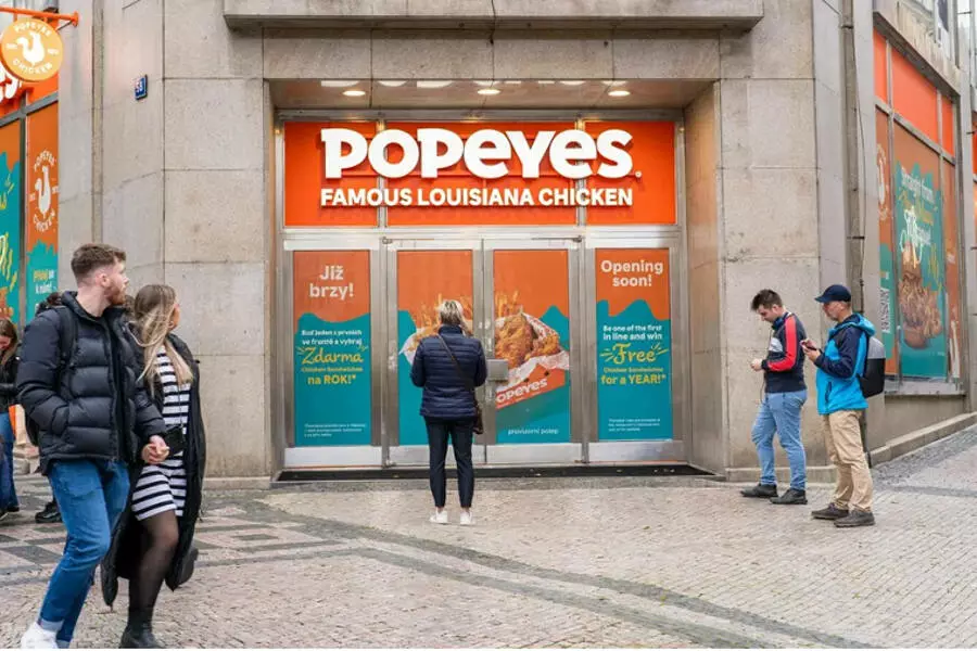 Известная луизианская сеть фастфуда Popeyes открыла первое заведение в Чехии