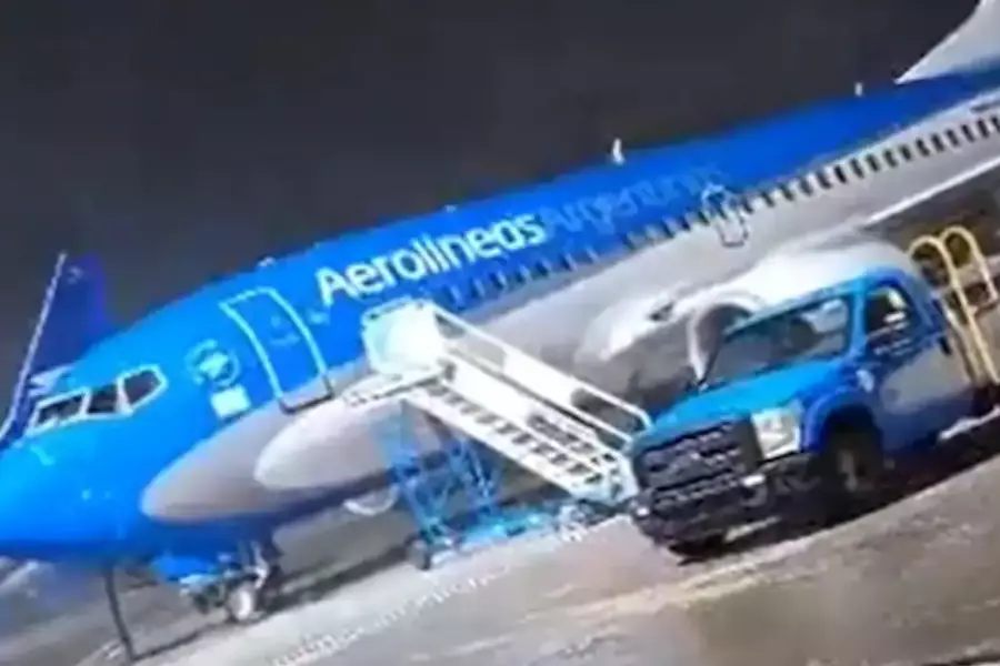 Шквальный ветер сдвинул пассажирский самолет с места в аэропорту Буэнос-Айреса