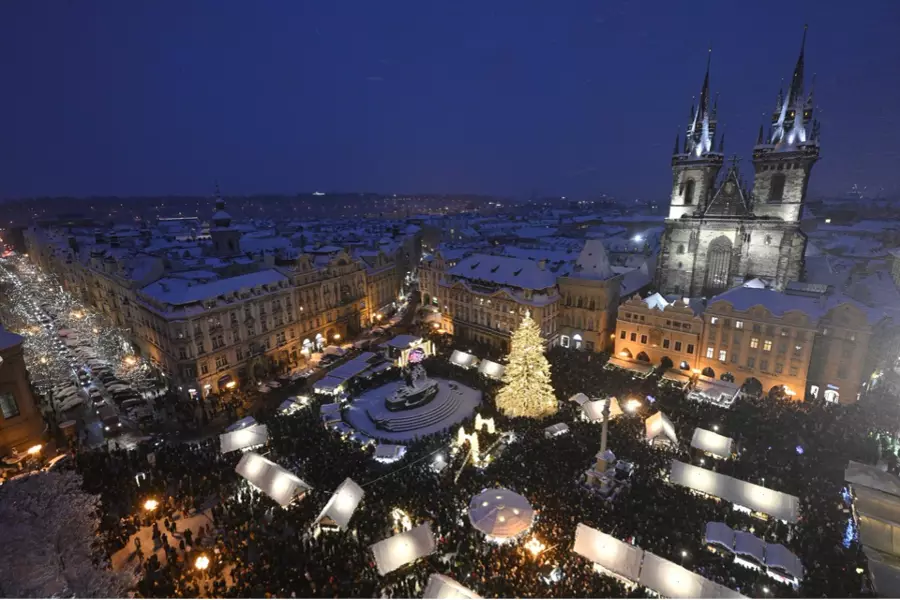 На Староместской площади Праги зажгли огни рождественской елки
