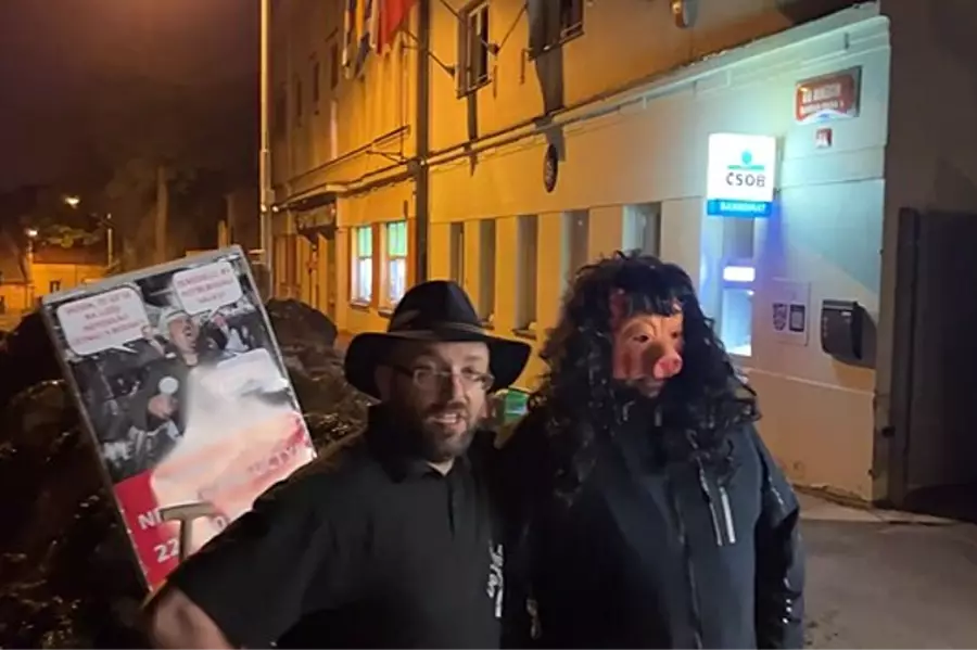 Ночью перед мэрией Ржепорие активисты высыпали кучу навоза