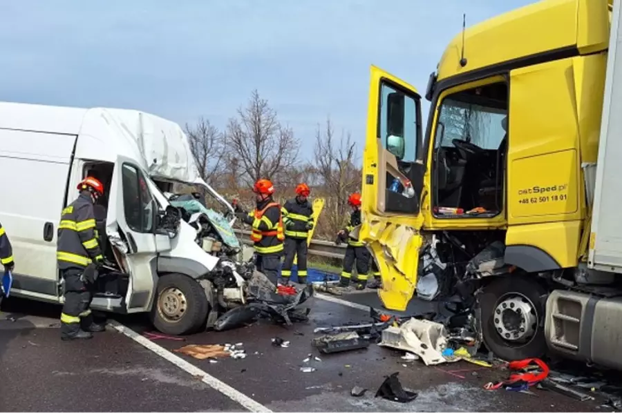 Под Бржецлавом произошло столкновение фургона и грузовика: погиб один водитель