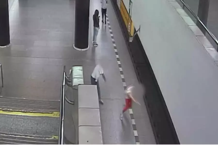 В Смихове мужчина бросил женщину на рельсы метро. Она получила серьезные травмы