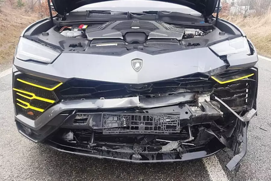 Женщина на Lamborghini Urus сбила кабана, нанеся ущерб машине на полмиллиона крон