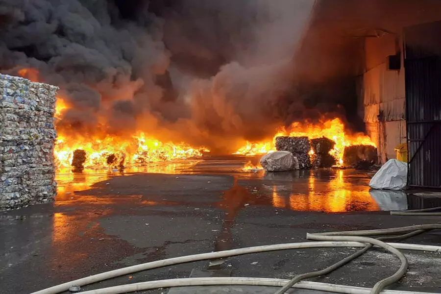 Два крупных пожара случились на промышленных объектах в Соколове и Пршибраме